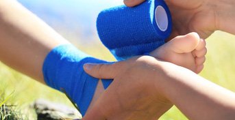 Eine Fußbandage wird gewickelt