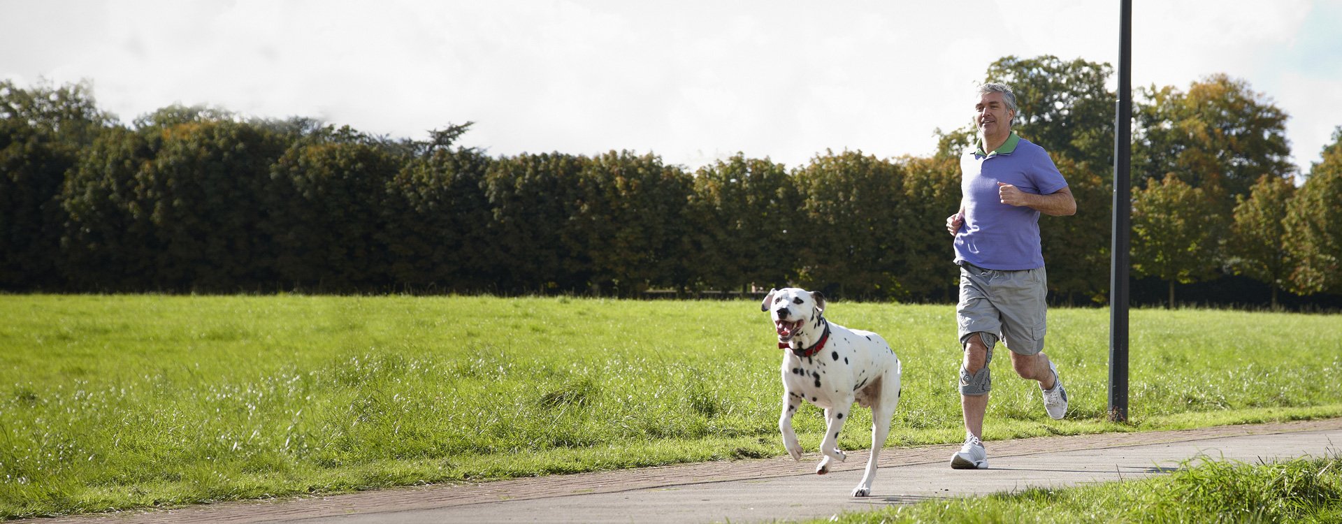 Mann und Hund beim Joggen